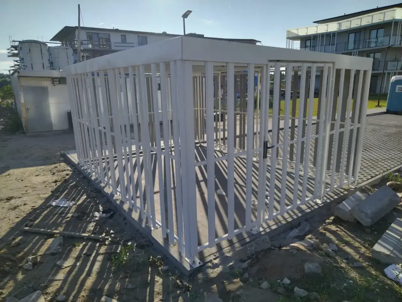 Nowe miejsce na kosze na śmieci w ogrodzeniu, gotowe do użytku.