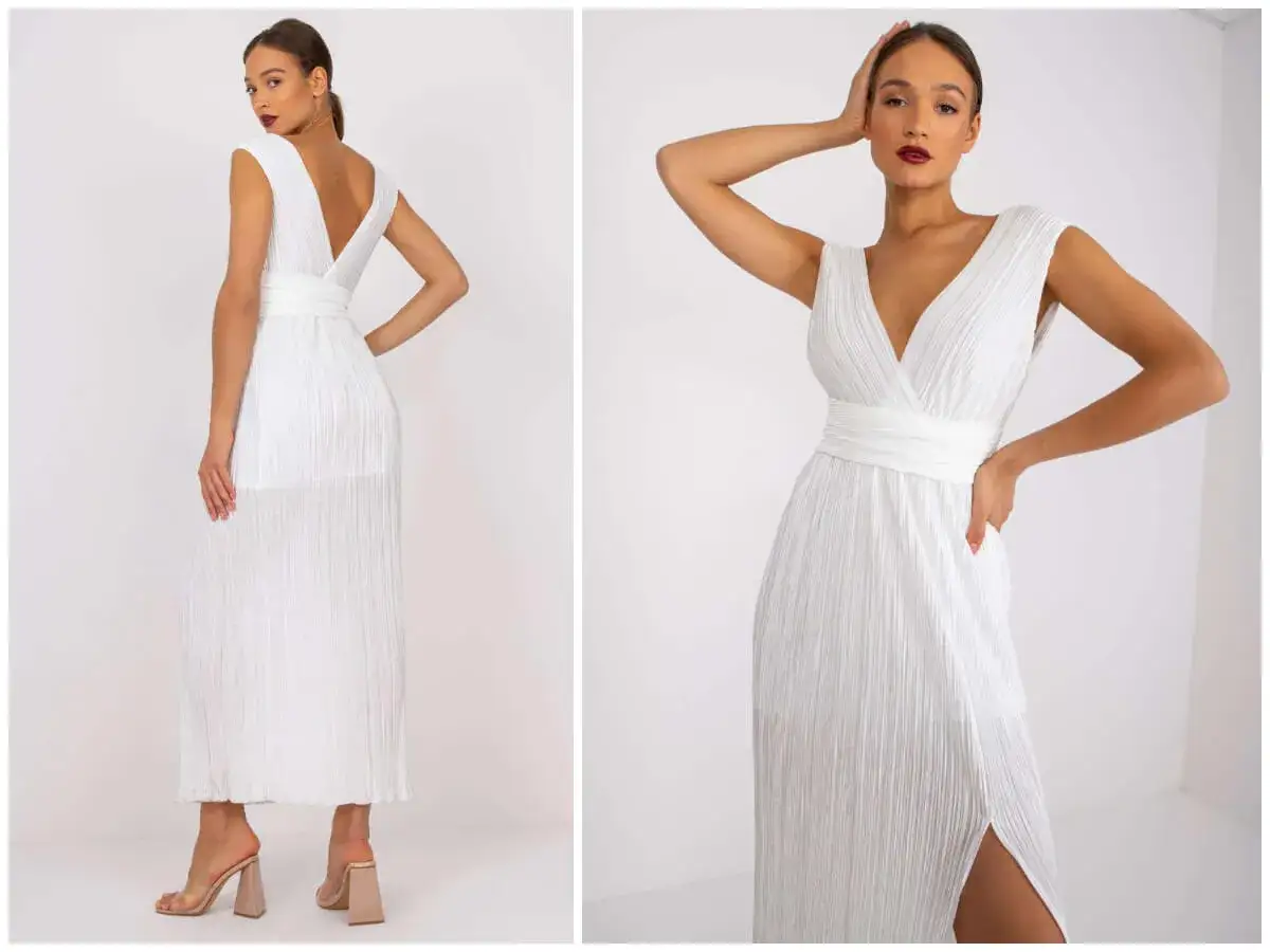 Biała sukienka empire, podkreślająca talię, z głębokim dekoltem i rozcięciem. Idealna na letnie wieczory.