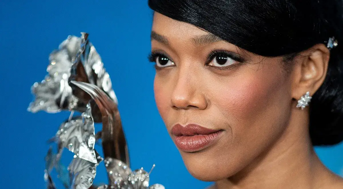 Zdjęcie Kto śpiewa w filmie I Wanna Dance with Somebody? Odkryj artystów i ich utwory