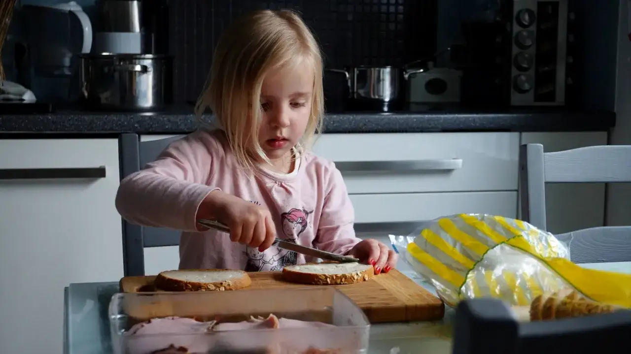 Rodzic i dziecko gotujący razem, liczący składniki