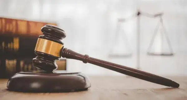 dokumenty prawne, symbol kary finansowej, młotek sędziego