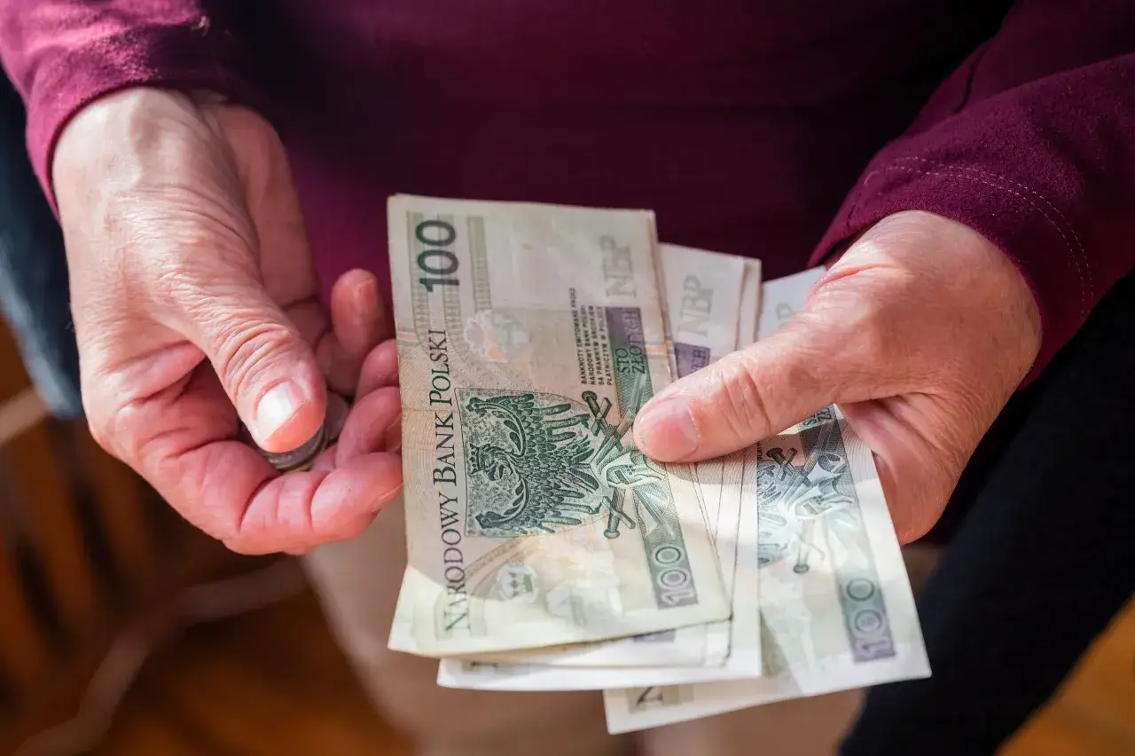 Kalendarz z zaznaczonymi weekendami i świętami oraz wcześniejszą datą wypłaty emerytury