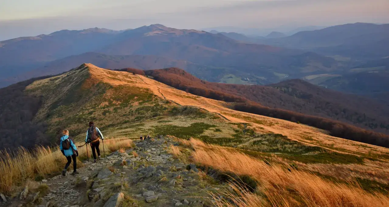 Tarnica zachwyca o zachodzie słońca. Warto zaplanować tam nocleg, by podziwiać widoki.