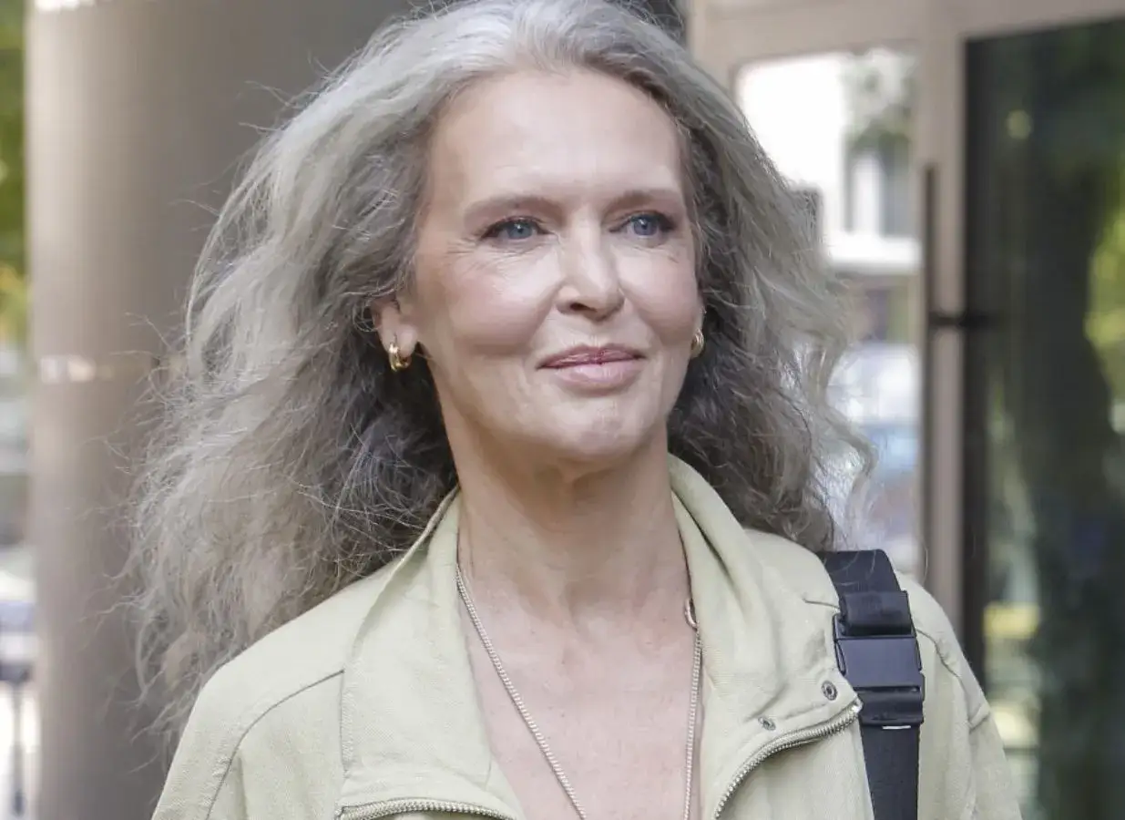 Dojrzała modelka na sesji zdjęciowej w Polsce