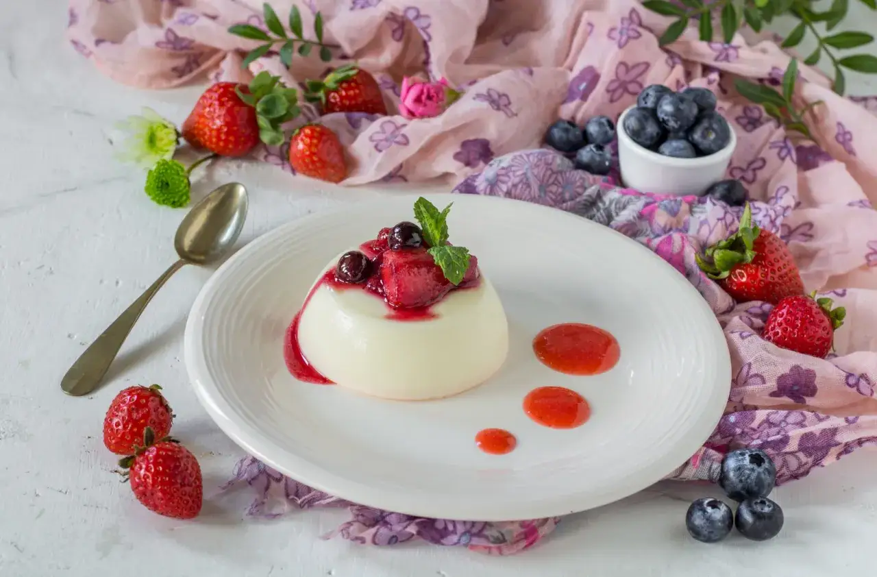 Panna cotta tradizionale con frutti di bosco