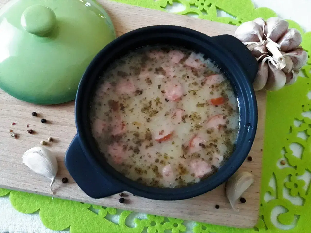 Gotowy do podania żurek z ziemniakami, z kiełbasą i majerankiem. Idealny przepis na tradycyjny polski obiad.
