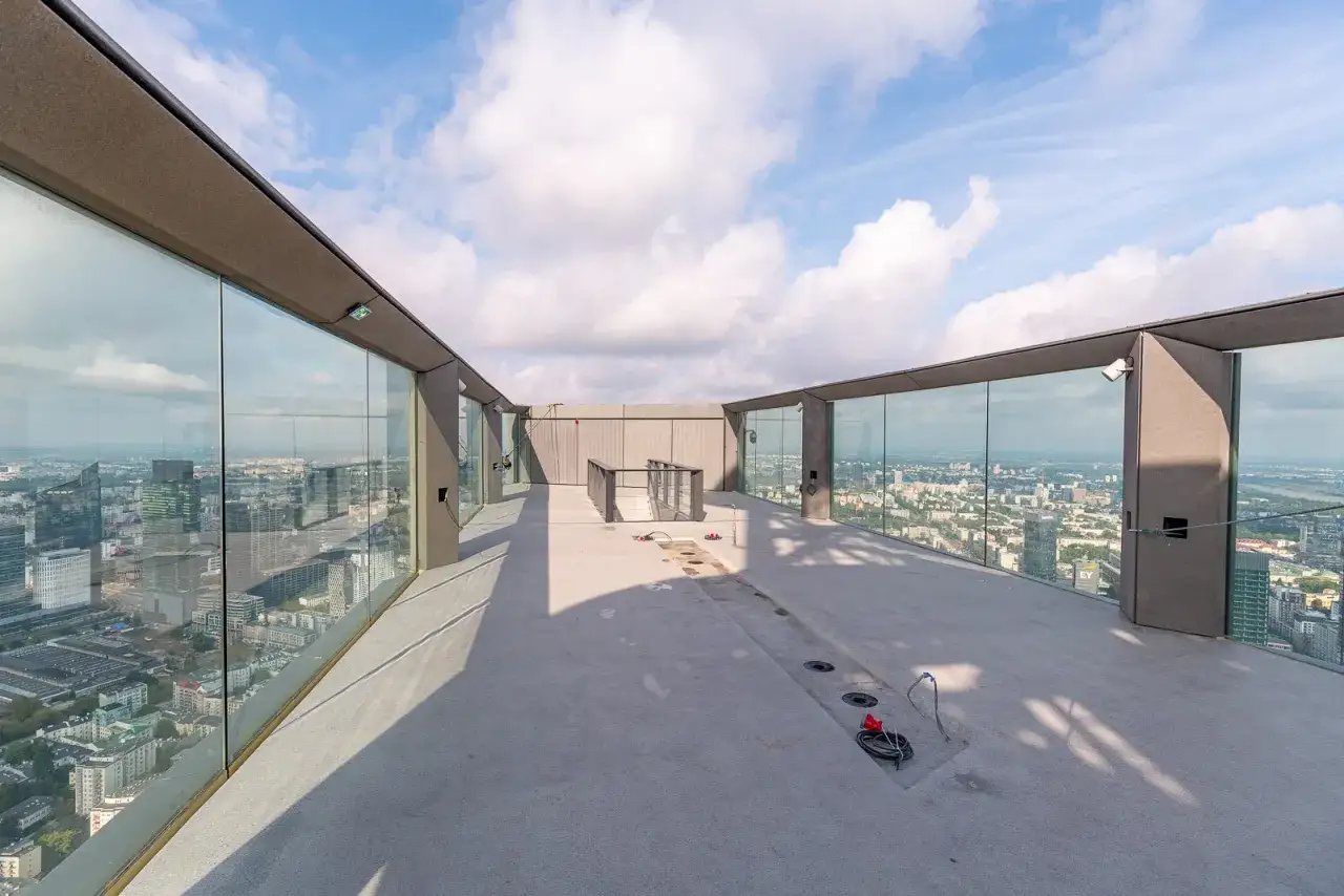 Widok z tarasu widokowego Varso Tower, który ma 53 piętra. Widać panoramę miasta i chmury na niebie.