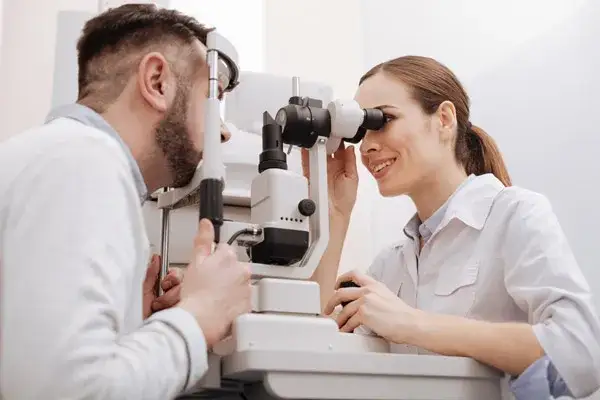 Optometrysta dobór okularów i soczewek