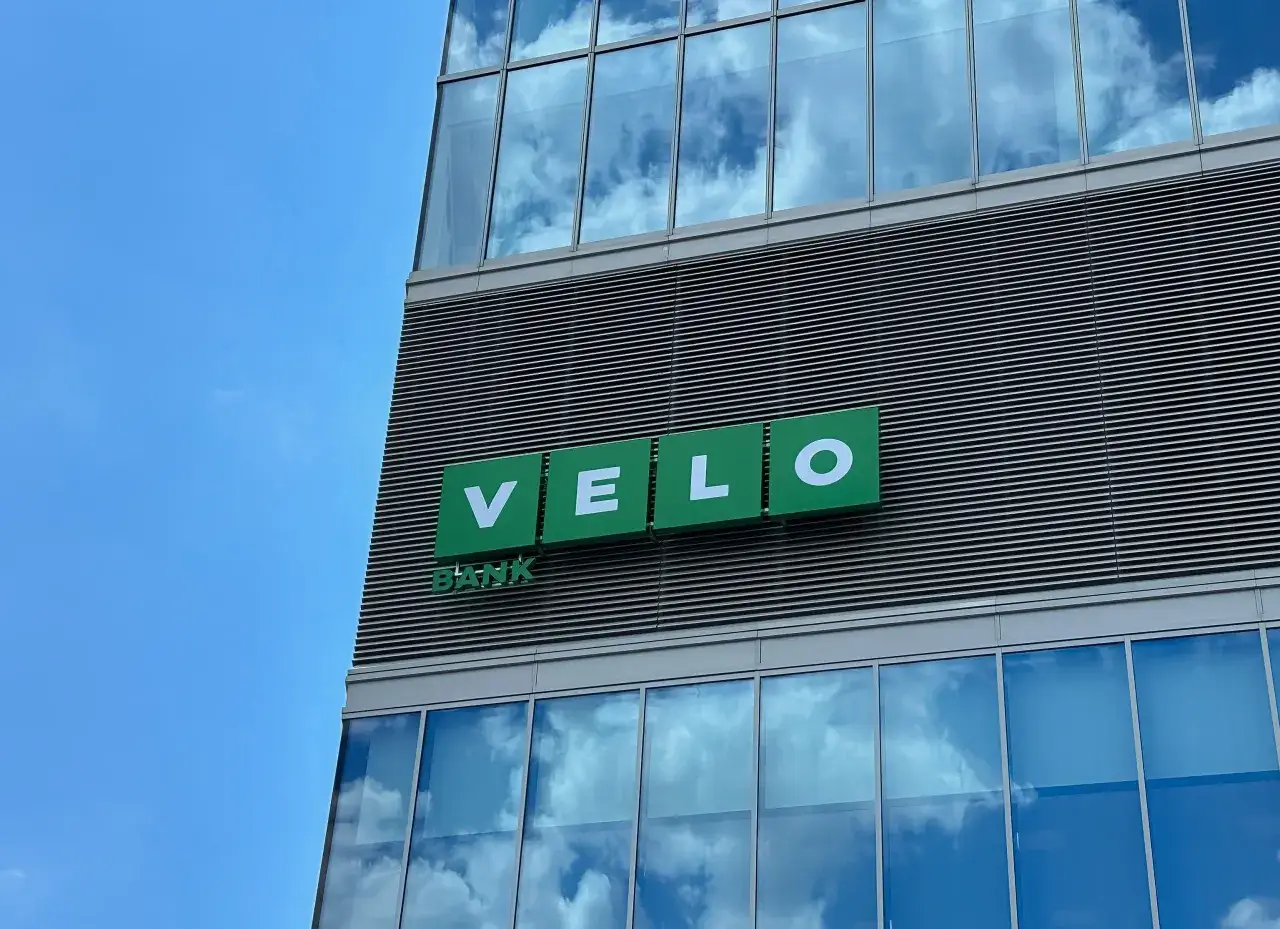 Zielony napis VELO BANK na nowoczesnym budynku. Czy lokaty w Getin Banku są bezpieczne? Sprawdźmy!