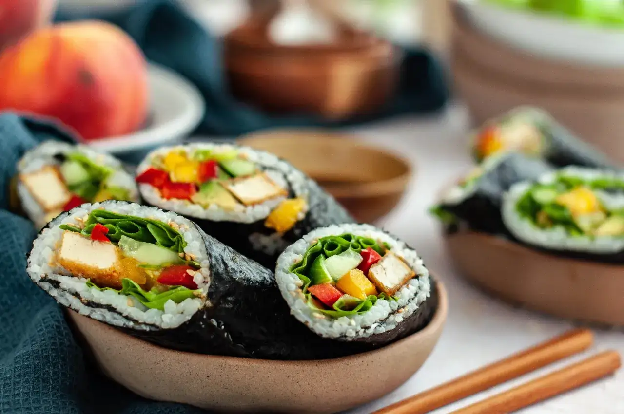 Z czym zrobić sushi wegetariańskie? Oto pyszne rolki z tofu, og&oacute;rkiem, papryką i mango.