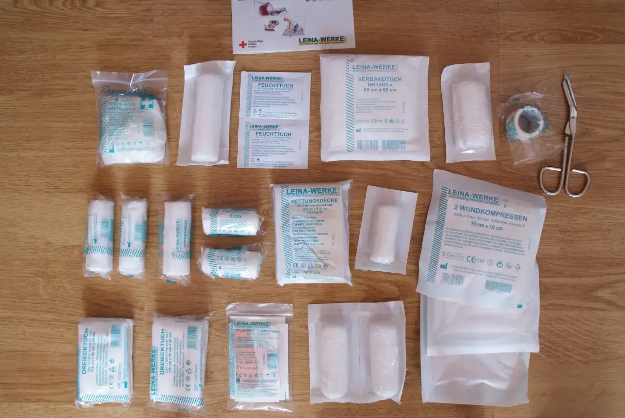 apteczka samochodowa skład DIN 13164