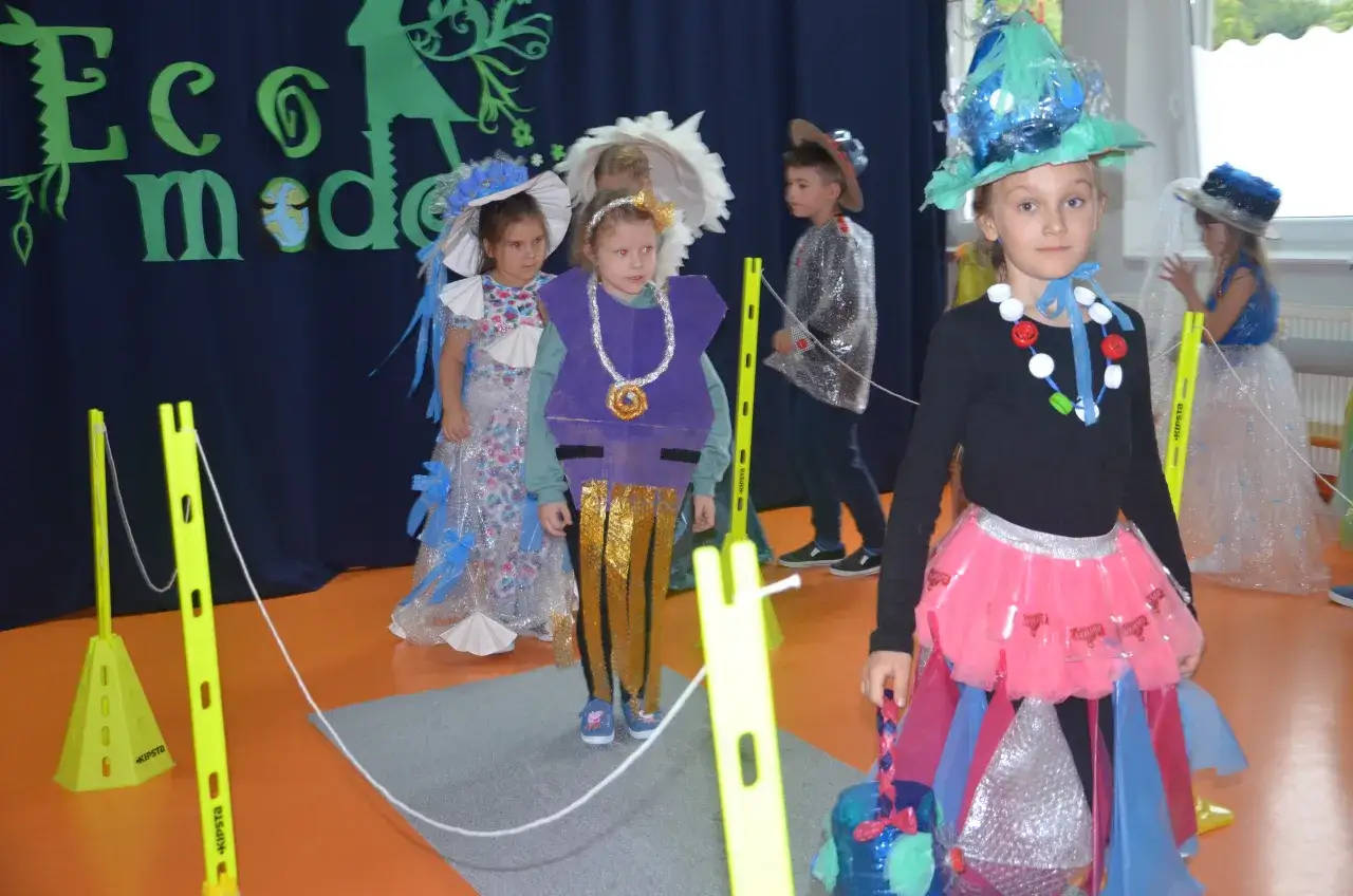 dzieci tworzące kapelusze z recyklingu