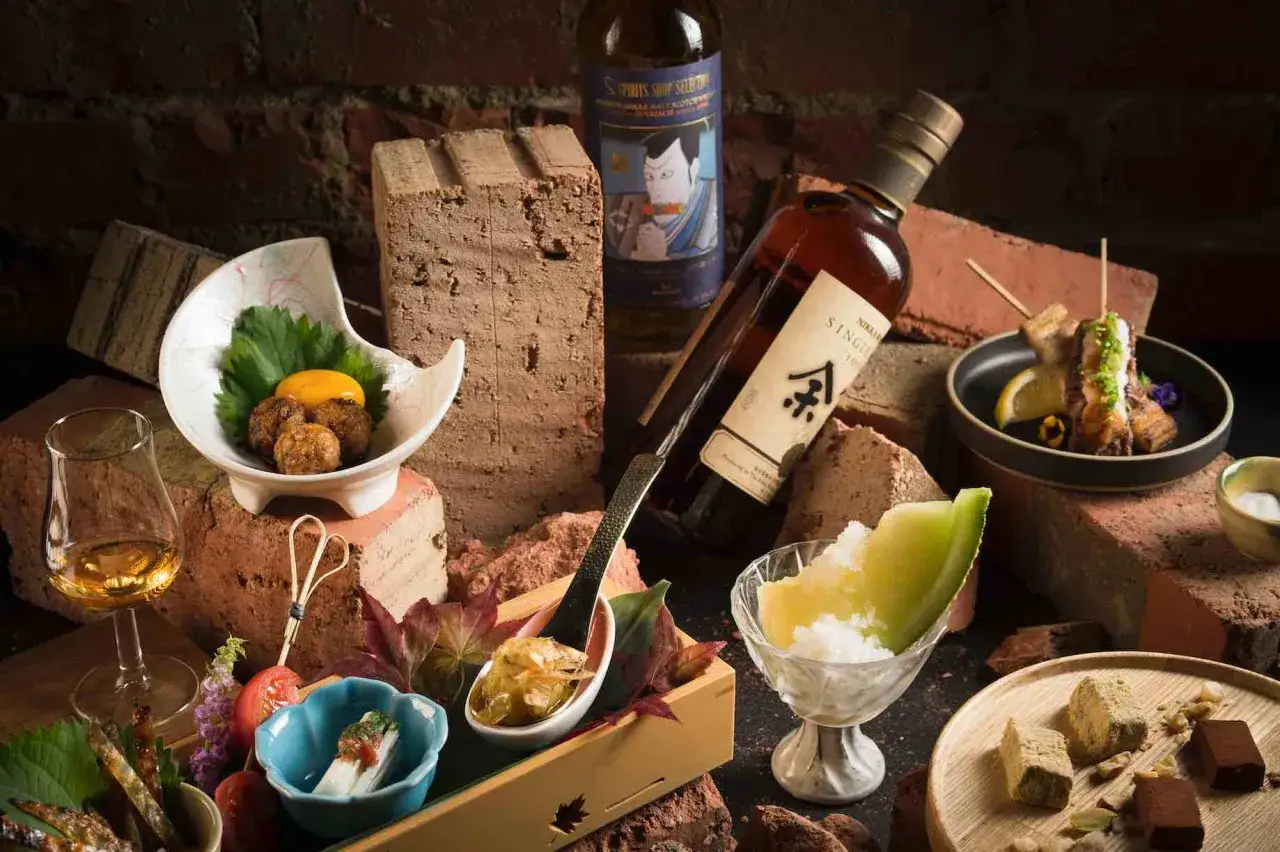 Idealne przekąski do whisky: kulki mięsne, szaszłyki, owoce i słodkości. Odkryj, co jeść do whisky.