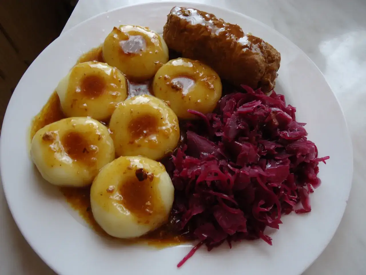 tradycyjna rolada śląska z kluskami i modrą kapustą