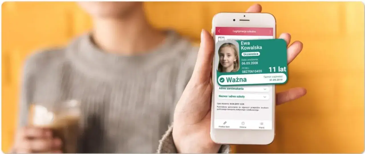 Na ekranie telefonu widać legitymację szkolną Ewy Kowalskiej, uczennicy. Czy osoba niepełnoletnia może mieć mobywatel? Tak, legitymacja potwierdza jej tożsamość.