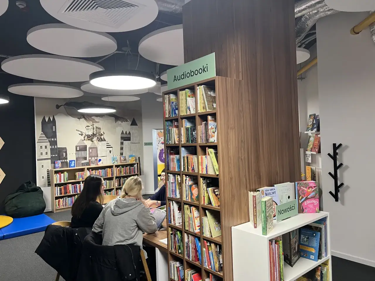 W bibliotece, wśród audiobooków i książek, młodzi czytelnicy odkrywają klasykę literatury światowej.