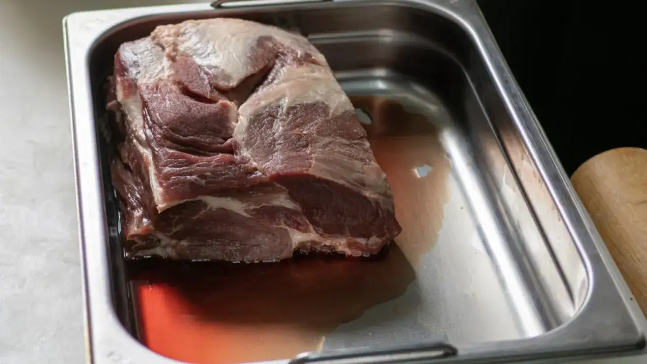 Czerwony płyn wypływający ze steka