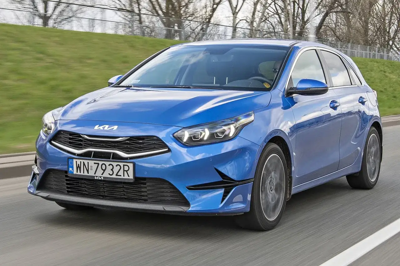 Niebieskie Kia Ceed w ruchu. Sprawdź kia ceed wymiary, by poznać jego kompaktowe gabaryty idealne do miasta.