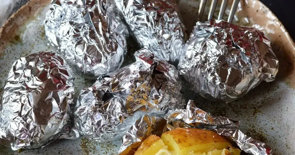 R&oacute;żne formy pieczonych ziemniak&oacute;w: ćwiartki, w mundurkach, w folii