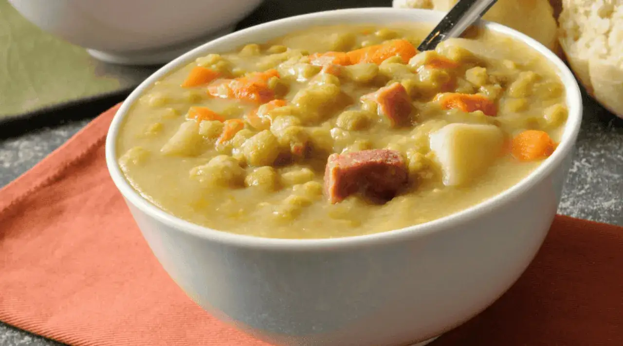 Gęsta grochówka z kawałkami mięsa i marchewki, idealna przyprawa do grochówki.