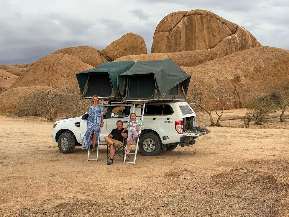samoch&oacute;d 4x4 na szutrowej drodze w Namibii