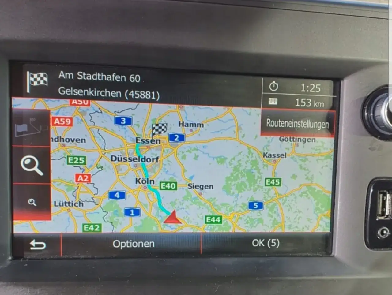 Nawigacja pokazuje trasę do Gelsenkirchen. W menu 