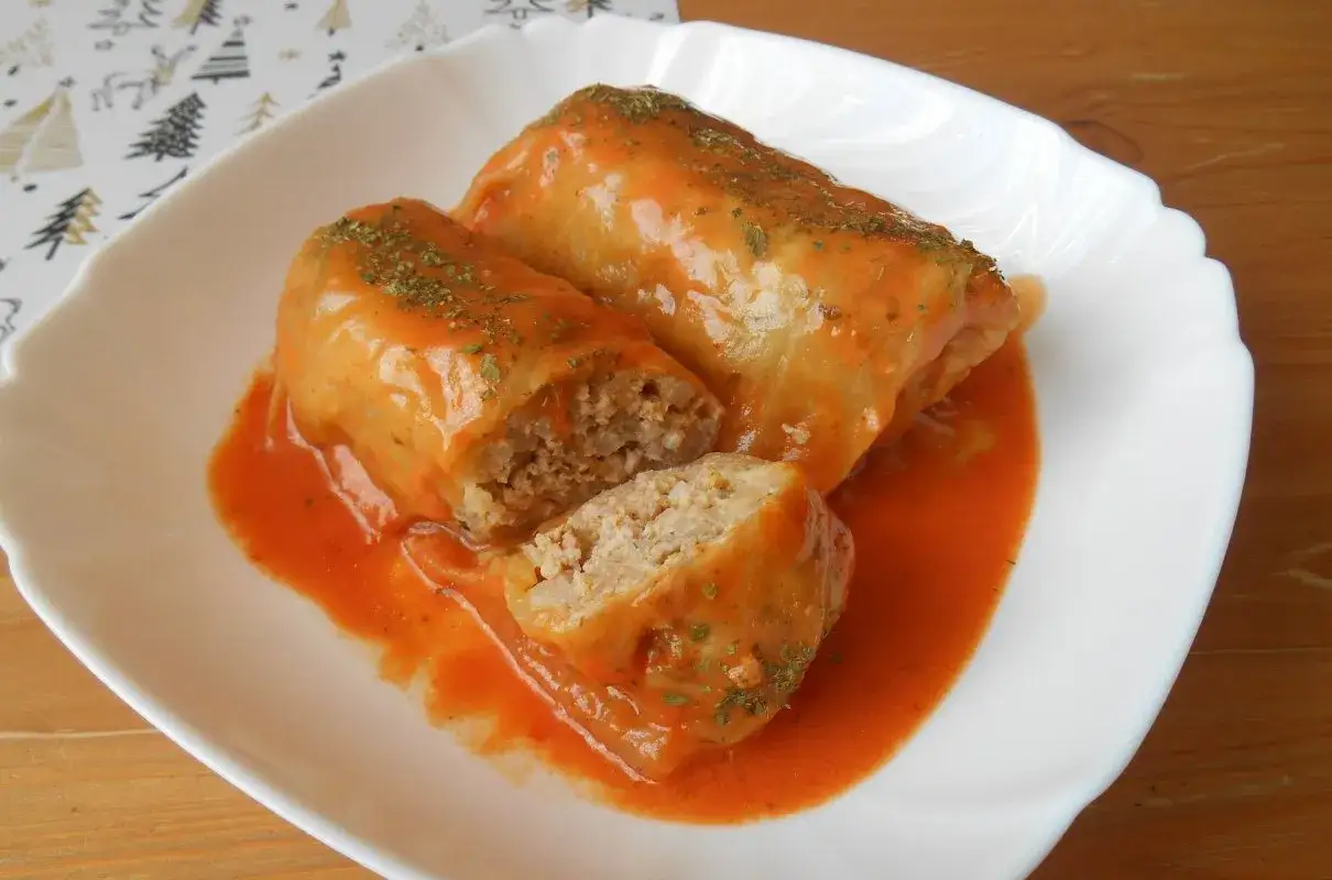 Talerz gołąbk&oacute;w z sosem pomidorowym
