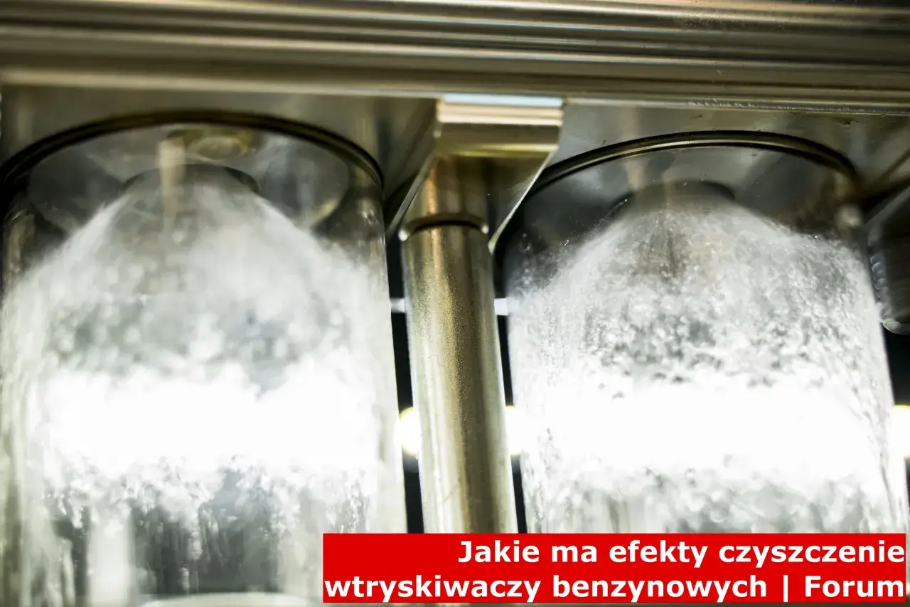 Test czyszczenia wtryskiwaczy benzynowych. Widać rozpylony płyn w przezroczystych komorach, co pokazuje skuteczność procesu.