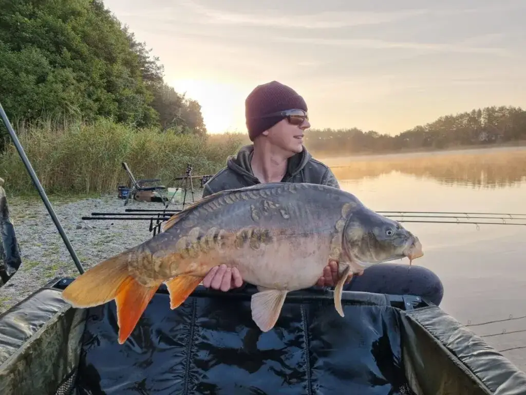 wędkarz nad jeziorem czarnym kaszuby