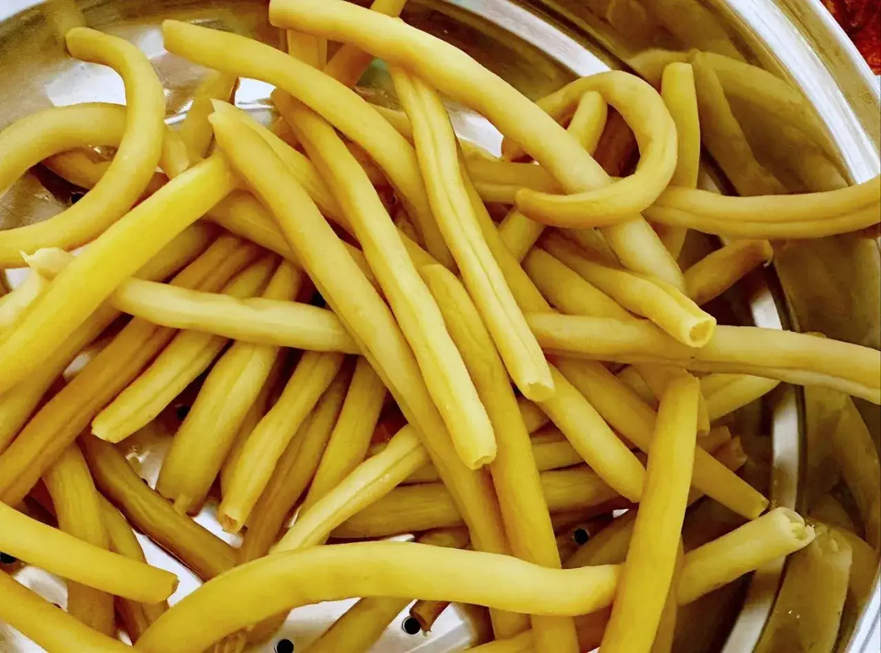 Żółta fasolka szparagowa w durszlaku. Dowiedz się, ile gotować fasolkę szparagową, by była idealna.