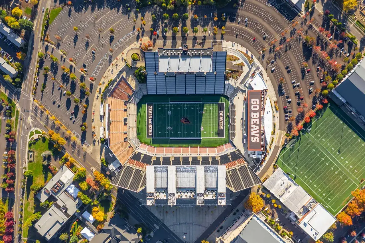 Widok z lotu ptaka na stadion Oregon State University, jeden z znanych stadion&oacute;w, z boiskiem do futbolu amerykańskiego i trybunami.