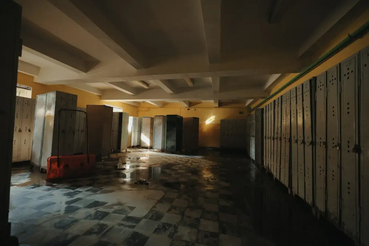 pow&oacute;dź szkoła, zniszczona szkoła, sytuacja kryzysowa edukacja