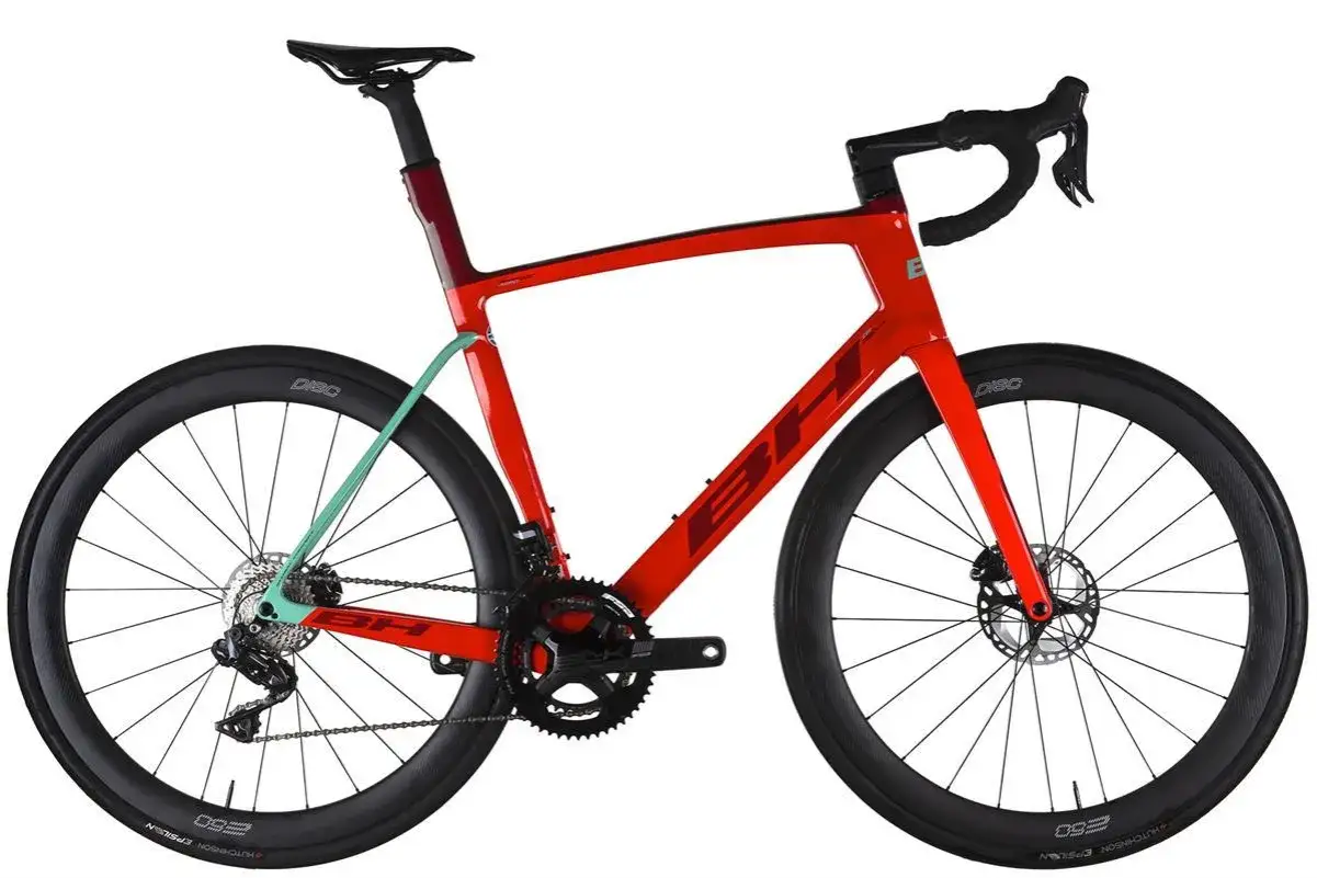 Wyobraź sobie, że to najdroższy rower w Polsce. Lśniąca, czerwona rama, karbonowe koła i precyzyjne detale sprawiają, że to marzenie każdego kolarza.