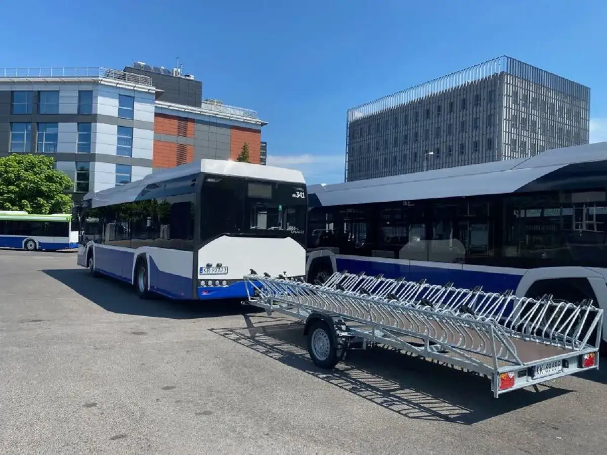 Autobus z ciężką przyczepą na drodze