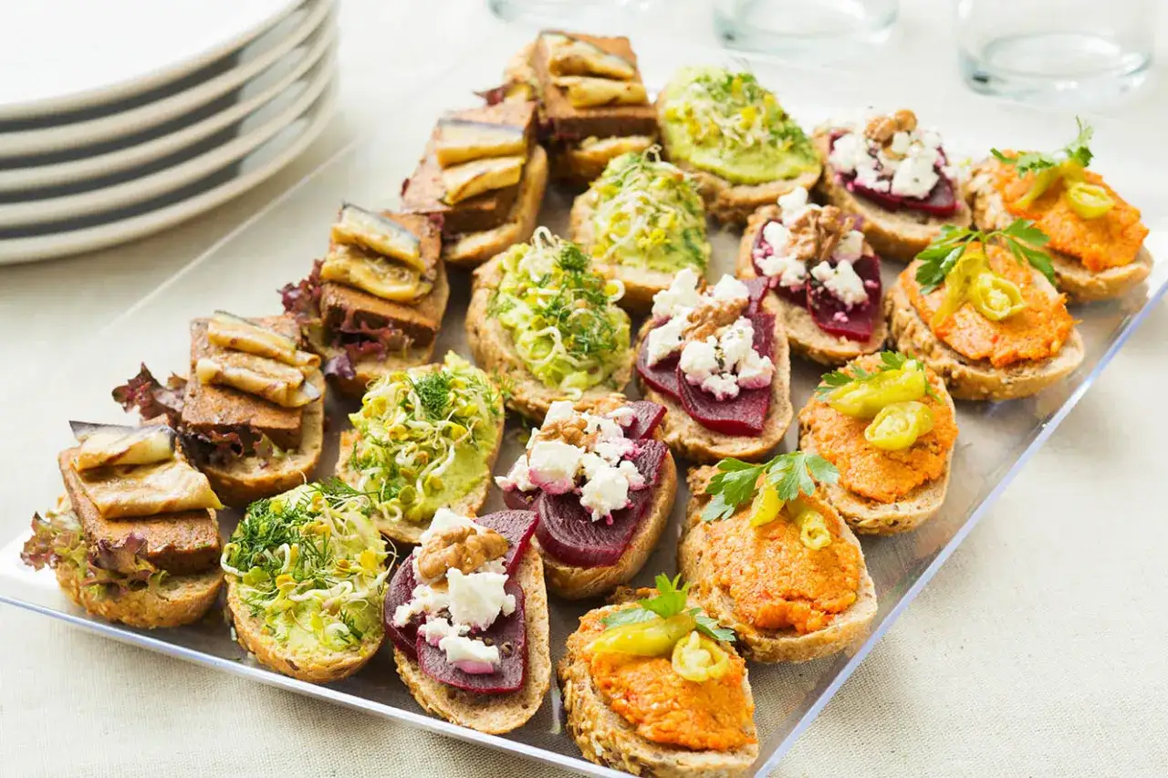 Kolorowe kanapki na imprezę: z pastą warzywną, fetą, burakami, kiełkami i rybą.