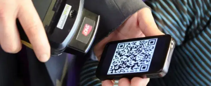 pasażer pokazuje bilet konduktorowi na telefonie