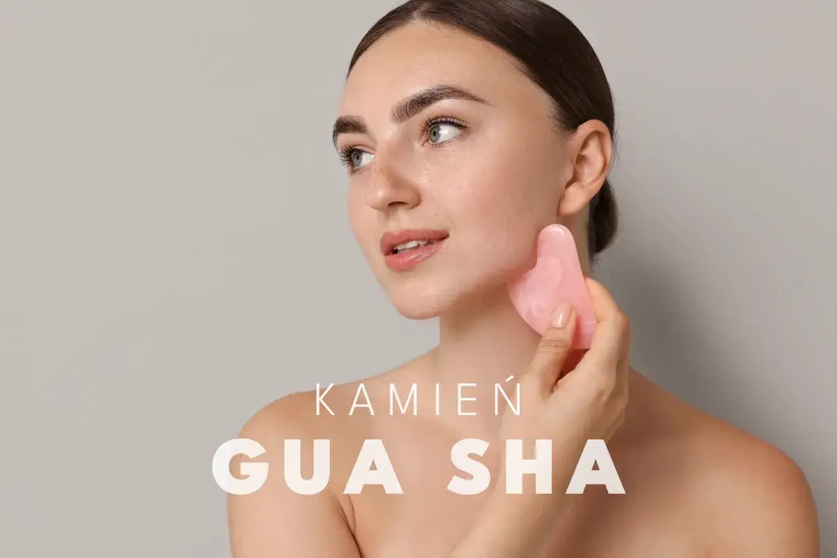 różne typy płytek gua sha i twarz podczas masażu