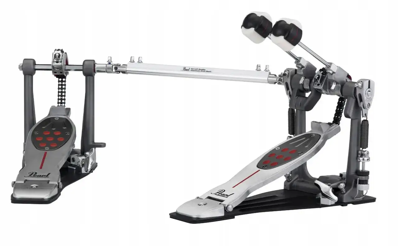 Podwójna stopa do perkusji Pearl z dwoma bijakami, gotowa do szybkiego rytmu.