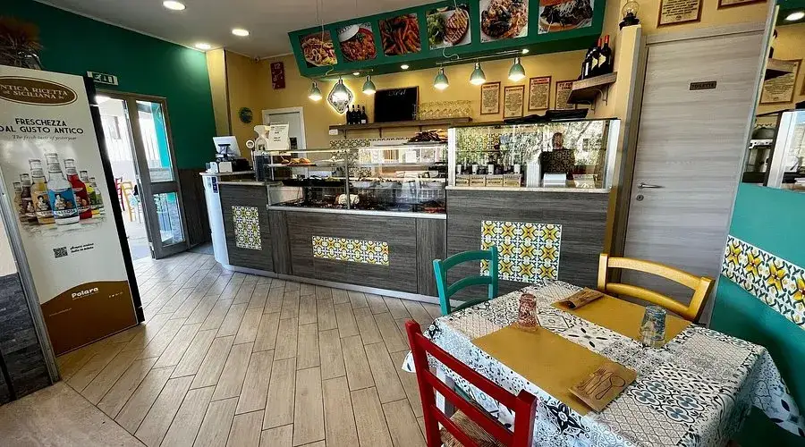 Interni accoglienti trattoria siciliana Roll&ograve; Castellammare