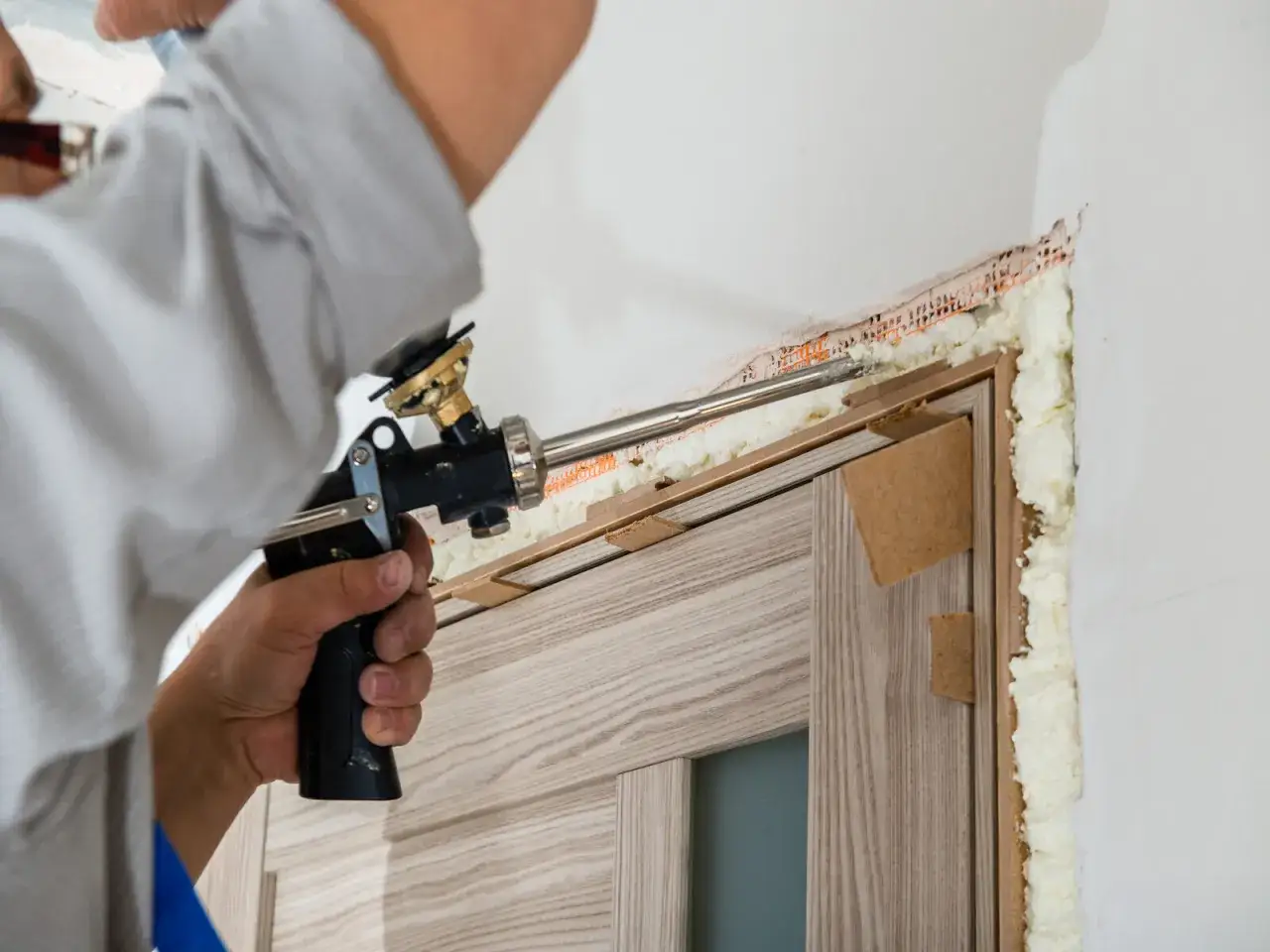 Aplikator pianki pur wypełnia szczeliny wok&oacute;ł drzwi. Piana pur, gdy źle nałożona, może powodować wady izolacji.