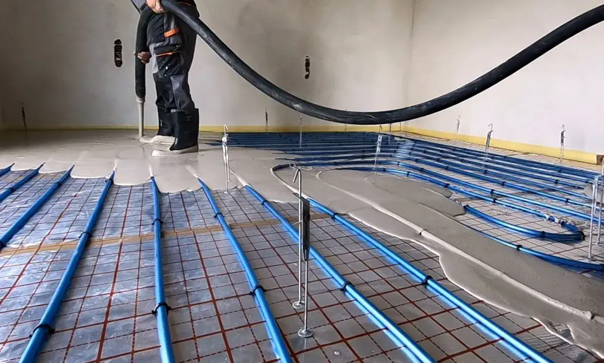 Aplikacja wylewki anhydrytowej na ogrzewanie podłogowe