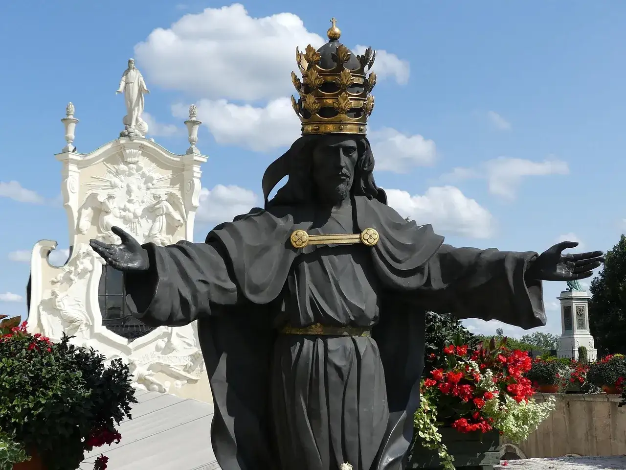 Pomnik Chrystusa Króla z otwartymi ramionami, w złotej koronie. Czy kłamstwo to grzech? Pytanie wisi w powietrzu, gdy patrzymy na majestatyczną rzeźbę.