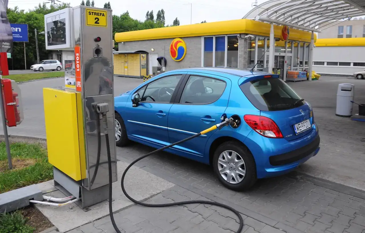 bagażnik samochodu z butlą LPG