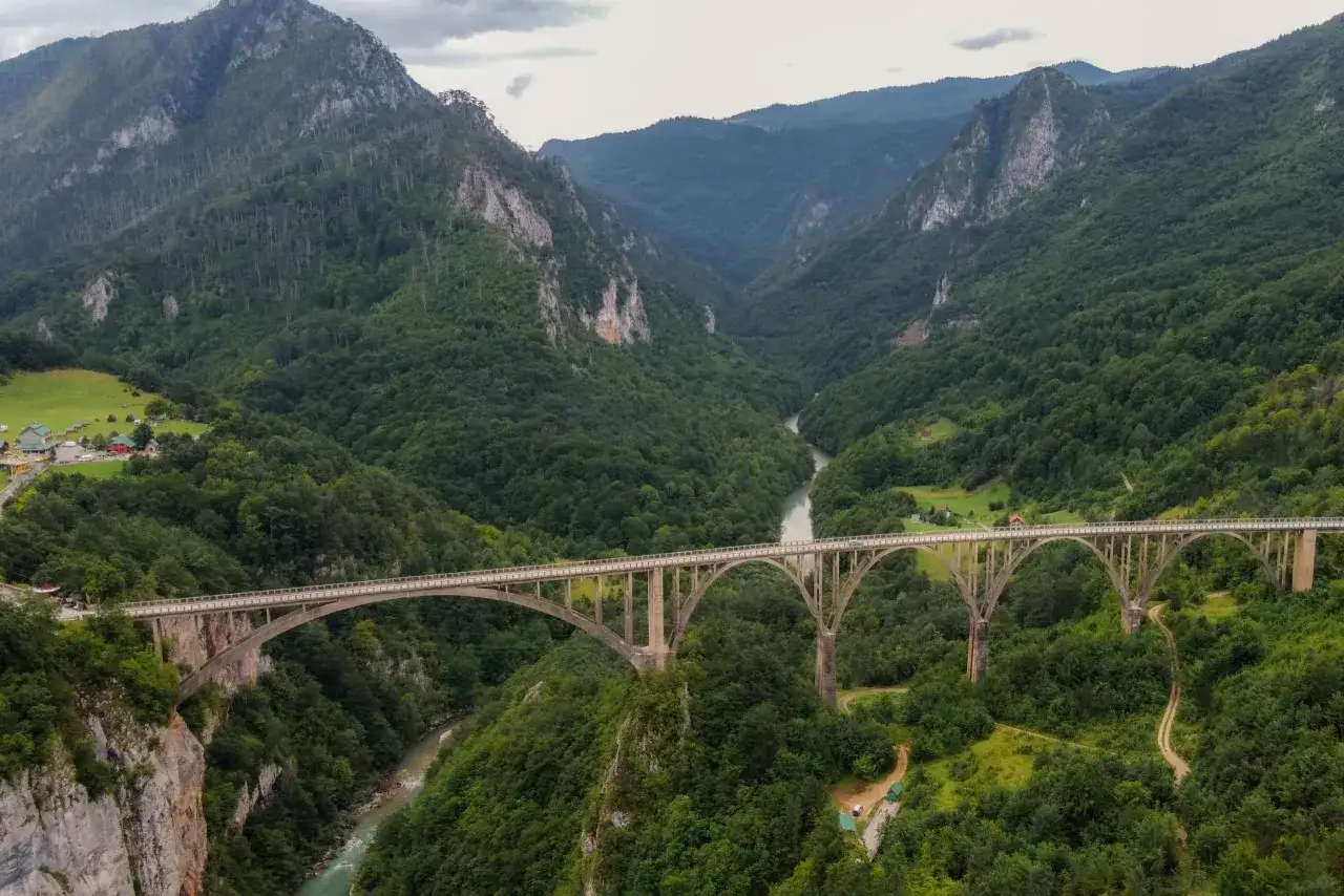Most imponujący most w Czarnogórze, wspaniałe widoki na kanion i rzekę. Jedna z głównych czarnogóra atrakcje.