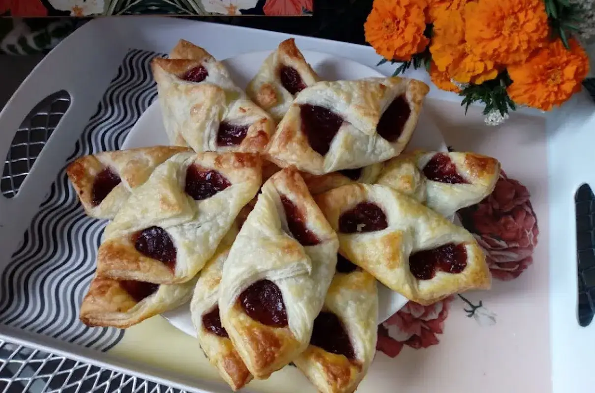 Pyszne ciastka francuskie z gotowego ciasta z dżemem. Idealne na deser lub do kawy.