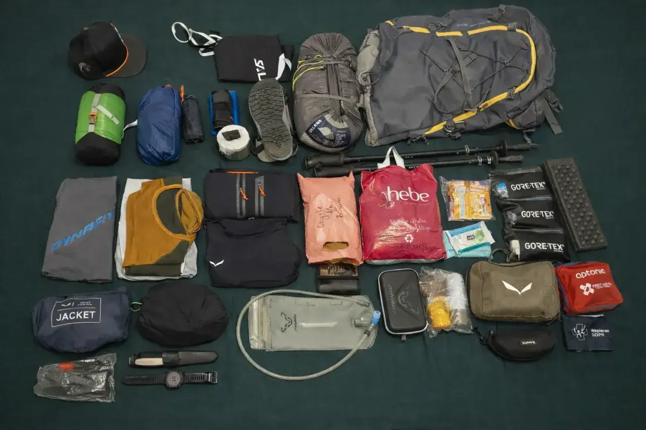 Plecak, śpiw&oacute;r, odzież, kijki trekkingowe, apteczka, racja żywnościowa &ndash; oto co zabrać na szlak w g&oacute;ry.