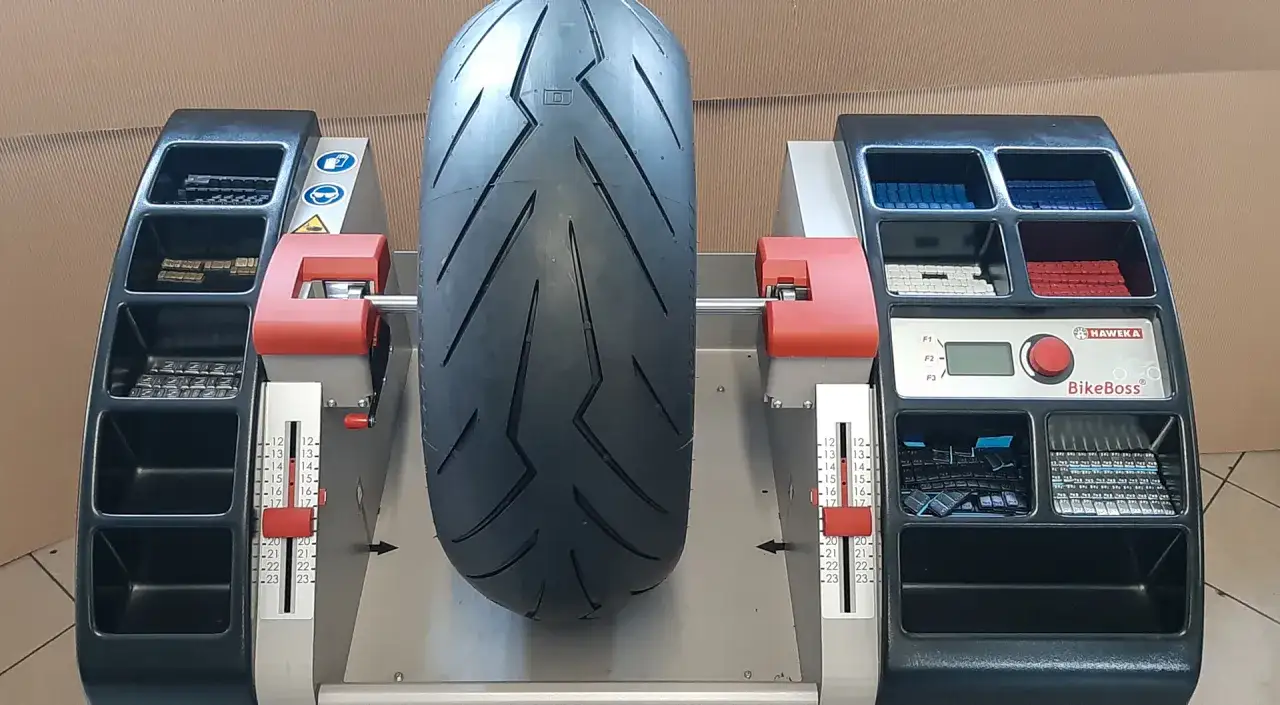 Motocyklista wyważający koło statycznie