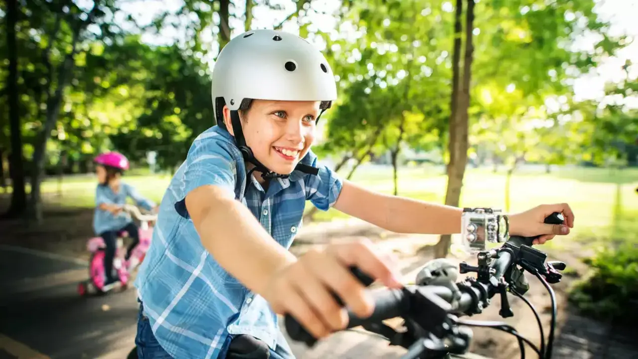 dziecko na rowerze poza szkołą sport bezpieczne ubezpieczenie