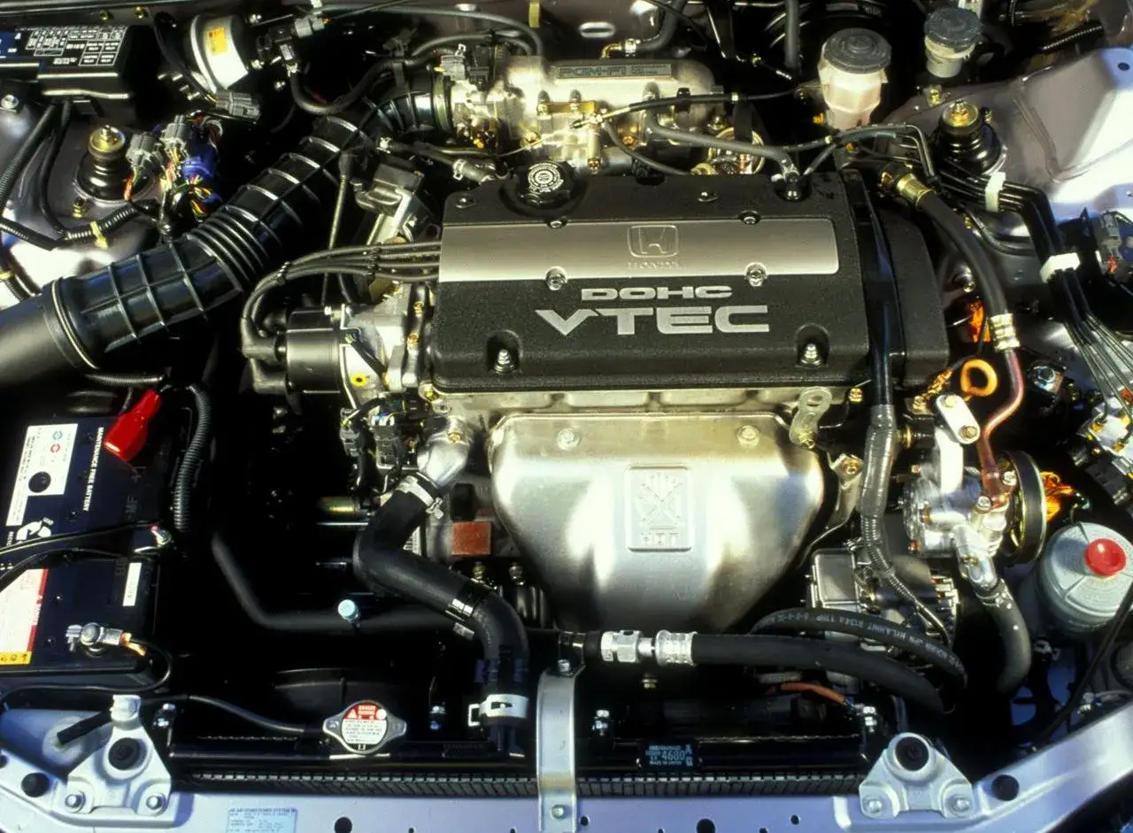 Silnik DOHC VTEC z Hondy Prelude, gotowy do pracy.