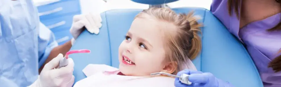 rodzic przygotowuje dziecko do dentysty książka
